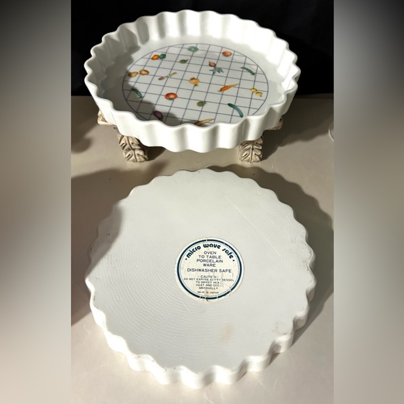 Like new, oven to table porcelain ware baking dish… quiche, tortes etc… veggies - Picture 5 of 8